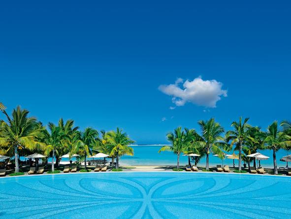 Paradis Hotel & Golf Club - palms along beach